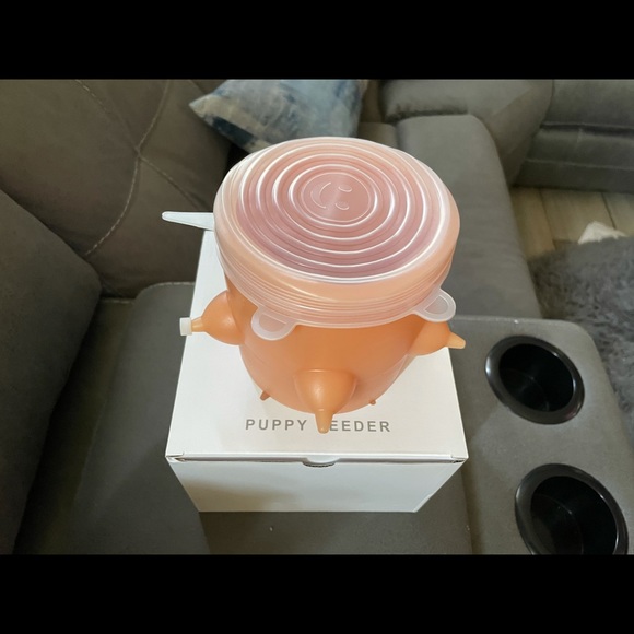 Brand new puppies feeder with lid!